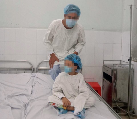 Bác sĩ Việt Nam ghép gan thành công cho bệnh nhi 7 tuổi - Ảnh 2. Bác sĩ Việt Nam ghép gan thành công cho bệnh nhi 7 tuổi - Ảnh 2.