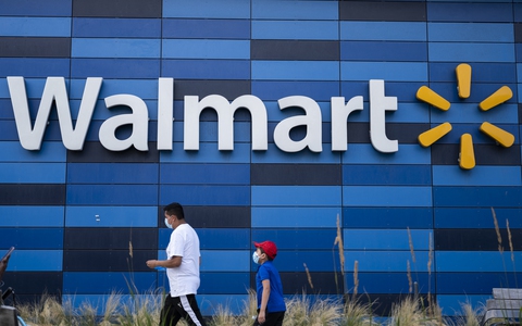 Bang California kiện Walmart vì vứt bỏ nhiều tấn rác độc hại - Ảnh 1. Bang California kiện Walmart vì vứt bỏ nhiều tấn rác độc hại - Ảnh 1.