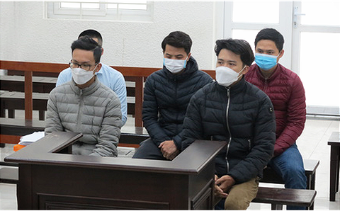 Vòi tiền tỉ để gỡ bài nói xấu thẩm mỹ viện, 5 thanh niên lãnh án tù - Ảnh 1. Vòi tiền tỉ để gỡ bài nói xấu thẩm mỹ viện, 5 thanh niên lãnh án tù - Ảnh 1.