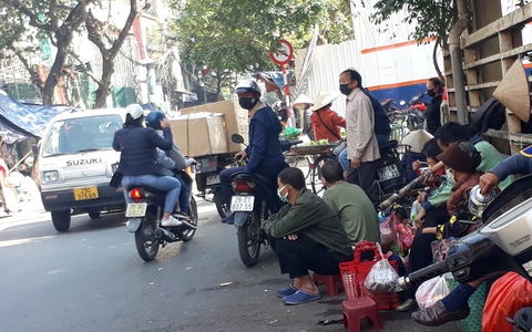 Thợ đụng đứng ngồi mùa dịch - Ảnh 1. Thợ đụng đứng ngồi mùa dịch - Ảnh 1.