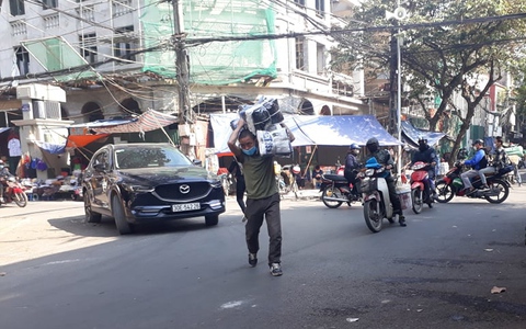 Thợ đụng đứng ngồi mùa dịch - Ảnh 4. Thợ đụng đứng ngồi mùa dịch - Ảnh 4.