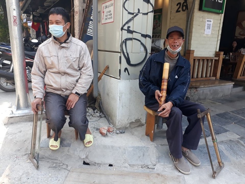 Thợ đụng đứng ngồi mùa dịch - Ảnh 3. Thợ đụng đứng ngồi mùa dịch - Ảnh 3.