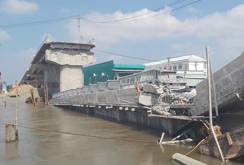 Đang xây dựng, cầu 54 tỉ đồng rơi nhịp chính xuống sông - Ảnh 1. Đang xây dựng, cầu 54 tỉ đồng rơi nhịp chính xuống sông - Ảnh 1.