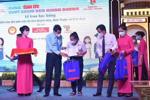 Tiếp sức cho tân sinh viên Bình Định, Khánh Hòa, Ninh Thuận: Học bổng là phao cứu sinh cho em - Ảnh 2. Tiếp sức cho tân sinh viên Bình Định, Khánh Hòa, Ninh Thuận: Học bổng là phao cứu sinh cho em - Ảnh 2.