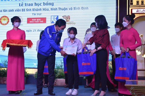 Tiếp sức cho tân sinh viên Bình Định, Khánh Hòa, Ninh Thuận: Học bổng là phao cứu sinh cho em - Ảnh 3. Tiếp sức cho tân sinh viên Bình Định, Khánh Hòa, Ninh Thuận: Học bổng là phao cứu sinh cho em - Ảnh 3.