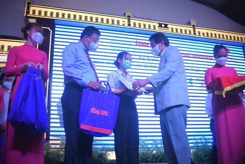Tiếp sức cho tân sinh viên Bình Định, Khánh Hòa, Ninh Thuận: Học bổng là phao cứu sinh cho em - Ảnh 5. Tiếp sức cho tân sinh viên Bình Định, Khánh Hòa, Ninh Thuận: Học bổng là phao cứu sinh cho em - Ảnh 5.