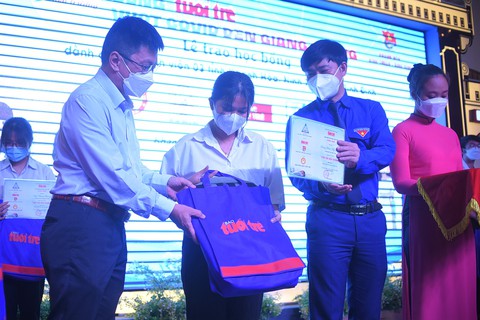 Tiếp sức cho tân sinh viên Bình Định, Khánh Hòa, Ninh Thuận: Học bổng là phao cứu sinh cho em - Ảnh 4. Tiếp sức cho tân sinh viên Bình Định, Khánh Hòa, Ninh Thuận: Học bổng là phao cứu sinh cho em - Ảnh 4.