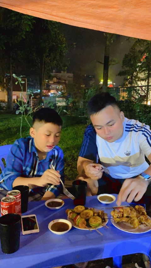 Em trai 11 tuổi đập heo mua vàng mừng cưới chị, dặn có khó khăn phải về nhà ngay - Ảnh 4. Em trai 11 tuổi đập heo mua vàng mừng cưới chị, dặn có khó khăn phải về nhà ngay - Ảnh 4.