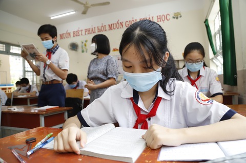 Học sinh lớp 6, 7, 8 trở lại trường: Phụ huynh vẫn còn e ngại - Ảnh 1. Học sinh lớp 6, 7, 8 trở lại trường: Phụ huynh vẫn còn e ngại - Ảnh 1.