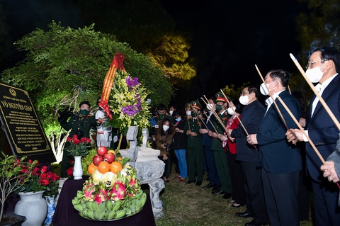 Thủ tướng Phạm Minh Chính dâng hương tưởng niệm Đại tướng Võ Nguyên Giáp - Ảnh 1. Thủ tướng Phạm Minh Chính dâng hương tưởng niệm Đại tướng Võ Nguyên Giáp - Ảnh 1.