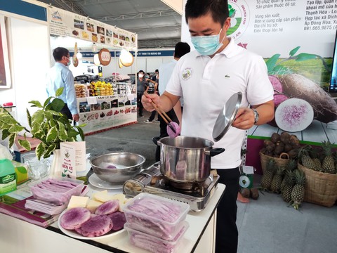 Người dân TP.HCM đi tìm đặc sản Tết, hàng tiêu dùng giảm giá ở hội chợ - Ảnh 5. Người dân TP.HCM đi tìm đặc sản Tết, hàng tiêu dùng giảm giá ở hội chợ - Ảnh 5.