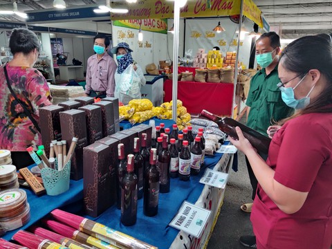 Người dân TP.HCM đi tìm đặc sản Tết, hàng tiêu dùng giảm giá ở hội chợ - Ảnh 1. Người dân TP.HCM đi tìm đặc sản Tết, hàng tiêu dùng giảm giá ở hội chợ - Ảnh 1.