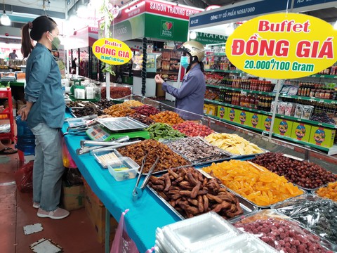 Người dân TP.HCM đi tìm đặc sản Tết, hàng tiêu dùng giảm giá ở hội chợ - Ảnh 3. Người dân TP.HCM đi tìm đặc sản Tết, hàng tiêu dùng giảm giá ở hội chợ - Ảnh 3.