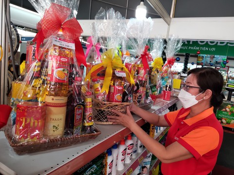 Người dân TP.HCM đi tìm đặc sản Tết, hàng tiêu dùng giảm giá ở hội chợ - Ảnh 8. Người dân TP.HCM đi tìm đặc sản Tết, hàng tiêu dùng giảm giá ở hội chợ - Ảnh 8.