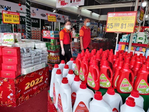 Người dân TP.HCM đi tìm đặc sản Tết, hàng tiêu dùng giảm giá ở hội chợ - Ảnh 9. Người dân TP.HCM đi tìm đặc sản Tết, hàng tiêu dùng giảm giá ở hội chợ - Ảnh 9.