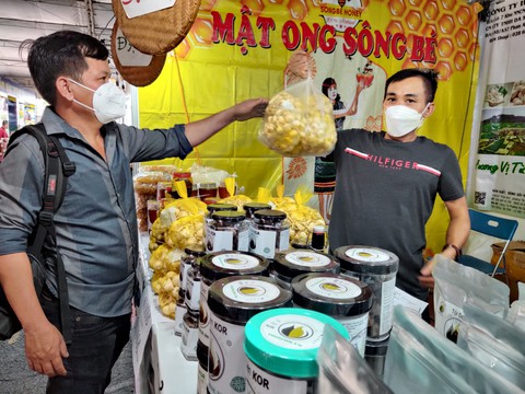 Người dân TP.HCM đi tìm đặc sản Tết, hàng tiêu dùng giảm giá ở hội chợ - Ảnh 7. Người dân TP.HCM đi tìm đặc sản Tết, hàng tiêu dùng giảm giá ở hội chợ - Ảnh 7.
