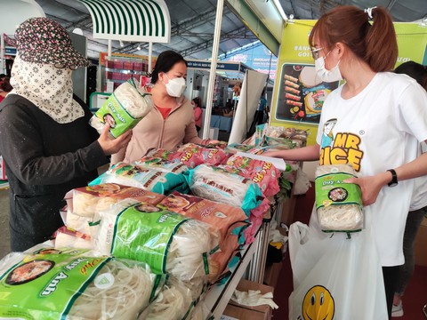 Người dân TP.HCM đi tìm đặc sản Tết, hàng tiêu dùng giảm giá ở hội chợ - Ảnh 6. Người dân TP.HCM đi tìm đặc sản Tết, hàng tiêu dùng giảm giá ở hội chợ - Ảnh 6.