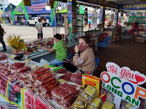 Người dân TP.HCM đi tìm đặc sản Tết, hàng tiêu dùng giảm giá ở hội chợ - Ảnh 2. Người dân TP.HCM đi tìm đặc sản Tết, hàng tiêu dùng giảm giá ở hội chợ - Ảnh 2.