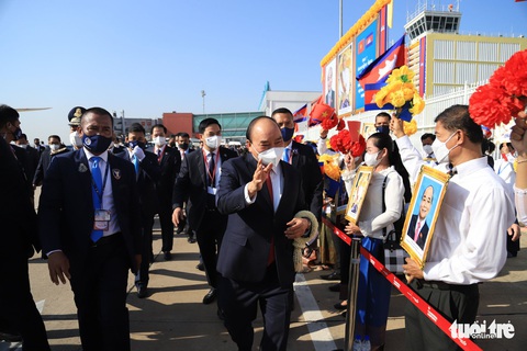 Người dân Campuchia và bà con kiều bào đón Chủ tịch nước tại sân bay quốc tế Phnom Penh - Ảnh 4. Người dân Campuchia và bà con kiều bào đón Chủ tịch nước tại sân bay quốc tế Phnom Penh - Ảnh 4.