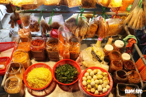Bánh tráng trộn, hột vịt lộn xào me… trong mắt một người Úc - Ảnh 1. Bánh tráng trộn, hột vịt lộn xào me… trong mắt một người Úc - Ảnh 1.