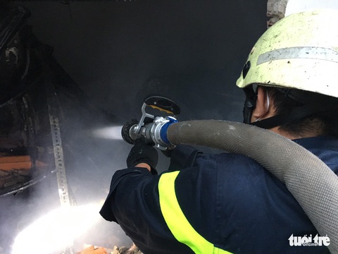 Cháy kho phế liệu ở TP Thủ Đức, hàng trăm m2 bị thiêu rụi - Ảnh 2. Cháy kho phế liệu ở TP Thủ Đức, hàng trăm m2 bị thiêu rụi - Ảnh 2.