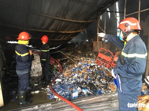 Cháy kho phế liệu ở TP Thủ Đức, hàng trăm m2 bị thiêu rụi - Ảnh 1. Cháy kho phế liệu ở TP Thủ Đức, hàng trăm m2 bị thiêu rụi - Ảnh 1.