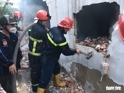 Cháy kho phế liệu ở TP Thủ Đức, hàng trăm m2 bị thiêu rụi - Ảnh 3. Cháy kho phế liệu ở TP Thủ Đức, hàng trăm m2 bị thiêu rụi - Ảnh 3.