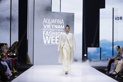 Thanh Hằng, Khánh Vân, Phương Khánh, Minh Tú diễn mở màn Tuần lễ thời trang quốc tế Việt Nam 2021 - Ảnh 1. Thanh Hằng, Khánh Vân, Phương Khánh, Minh Tú diễn mở màn Tuần lễ thời trang quốc tế Việt Nam 2021 - Ảnh 1.