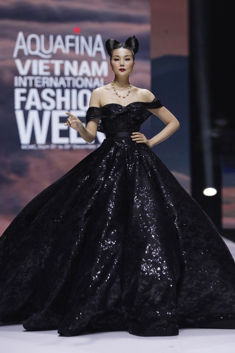 Thanh Hằng, Khánh Vân, Phương Khánh, Minh Tú diễn mở màn Tuần lễ thời trang quốc tế Việt Nam 2021 - Ảnh 6. Thanh Hằng, Khánh Vân, Phương Khánh, Minh Tú diễn mở màn Tuần lễ thời trang quốc tế Việt Nam 2021 - Ảnh 6.