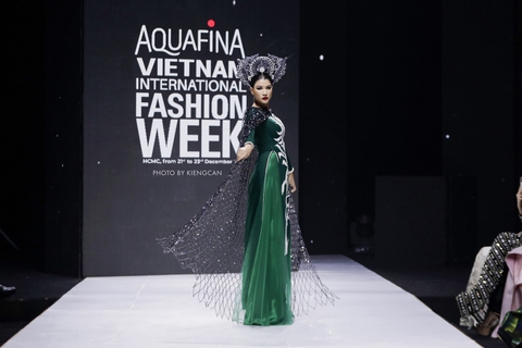 Nhà thiết kế Minh Châu thổi hơi thở hiện đại vào áo dài truyền thống - Ảnh 1. Nhà thiết kế Minh Châu thổi hơi thở hiện đại vào áo dài truyền thống - Ảnh 1.