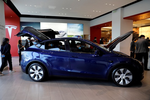 Điều tra 580.000 xe của Tesla vì cho chơi trò chơi khi đang chạy - Ảnh 1. Điều tra 580.000 xe của Tesla vì cho chơi trò chơi khi đang chạy - Ảnh 1.