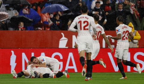 Không thắng nổi 10 người Sevilla, Barca lỡ cơ hội vào top 4 - Ảnh 1. Không thắng nổi 10 người Sevilla, Barca lỡ cơ hội vào top 4 - Ảnh 1.