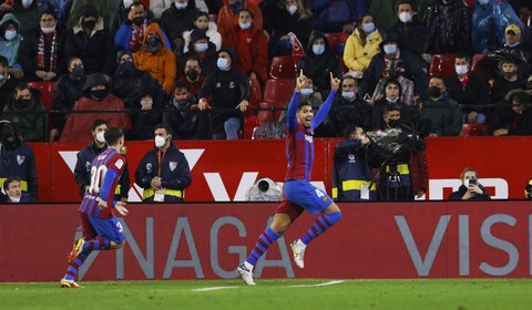 Không thắng nổi 10 người Sevilla, Barca lỡ cơ hội vào top 4 - Ảnh 2. Không thắng nổi 10 người Sevilla, Barca lỡ cơ hội vào top 4 - Ảnh 2.