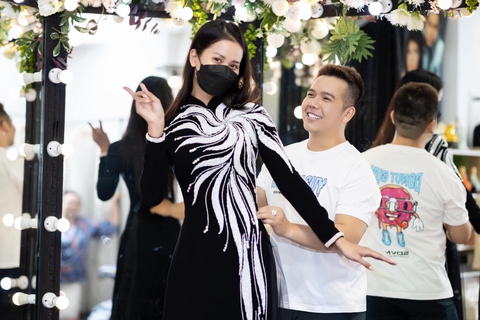 Nhà thiết kế Minh Châu thổi hơi thở hiện đại vào áo dài truyền thống - Ảnh 2. Nhà thiết kế Minh Châu thổi hơi thở hiện đại vào áo dài truyền thống - Ảnh 2.