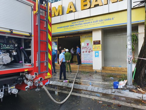 Cháy nhà 2 tầng trên phố Tôn Đức Thắng, lan sang phòng giao dịch ngân hàng bên cạnh - Ảnh 3. Cháy nhà 2 tầng trên phố Tôn Đức Thắng, lan sang phòng giao dịch ngân hàng bên cạnh - Ảnh 3.