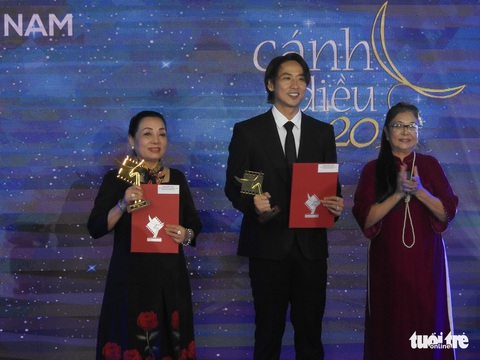 ‘Bố già’, Gái già lắm chiêu V đại thắng trong cơn mưa giải thưởng Cánh diều 2020 - Ảnh 3. ‘Bố già’, Gái già lắm chiêu V đại thắng trong cơn mưa giải thưởng Cánh diều 2020 - Ảnh 3.