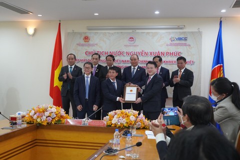 Chủ tịch nước gặp gỡ doanh nghiệp tại Campuchia: Đã đề đạt nước bạn giải quyết nhiều kiến nghị - Ảnh 2. Chủ tịch nước gặp gỡ doanh nghiệp tại Campuchia: Đã đề đạt nước bạn giải quyết nhiều kiến nghị - Ảnh 2.