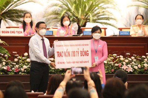 Bí thư Nguyễn Văn Nên: Hình ảnh phụ nữ lăn xả tuyến đầu cứu dân lay động lòng người - Ảnh 3. Bí thư Nguyễn Văn Nên: Hình ảnh phụ nữ lăn xả tuyến đầu cứu dân lay động lòng người - Ảnh 3.