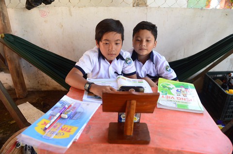 Đừng quên phơi sáng cho trẻ học trực tuyến - Ảnh 1. Đừng quên phơi sáng cho trẻ học trực tuyến - Ảnh 1.