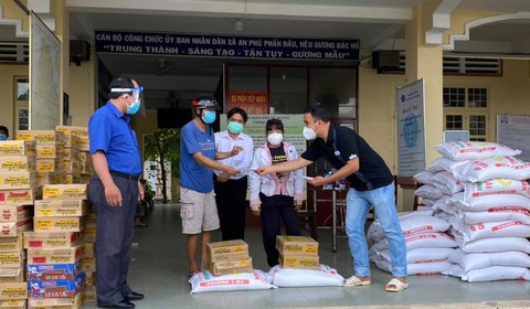 NSND Kim Cương, MC Quyền Linh được vinh danh nghệ sĩ vì cộng đồng - Ảnh 1. NSND Kim Cương, MC Quyền Linh được vinh danh nghệ sĩ vì cộng đồng - Ảnh 1.