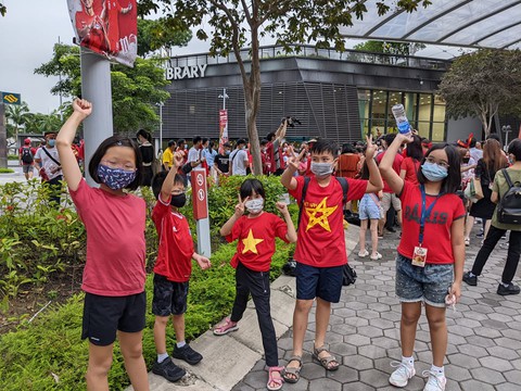 Sân vận động quốc gia Singapore đỏ rực màu áo CĐV Việt Nam - Ảnh 2. Sân vận động quốc gia Singapore đỏ rực màu áo CĐV Việt Nam - Ảnh 2.