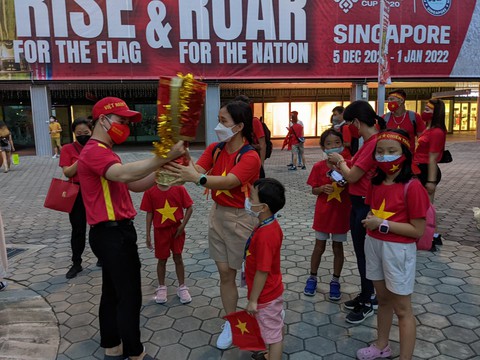 Sân vận động quốc gia Singapore đỏ rực màu áo CĐV Việt Nam - Ảnh 5. Sân vận động quốc gia Singapore đỏ rực màu áo CĐV Việt Nam - Ảnh 5.