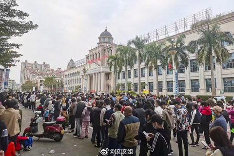 Trung Quốc phong tỏa thành phố 13 triệu dân, siết đi lại ở nhiều địa phương - Ảnh 2. Trung Quốc phong tỏa thành phố 13 triệu dân, siết đi lại ở nhiều địa phương - Ảnh 2.