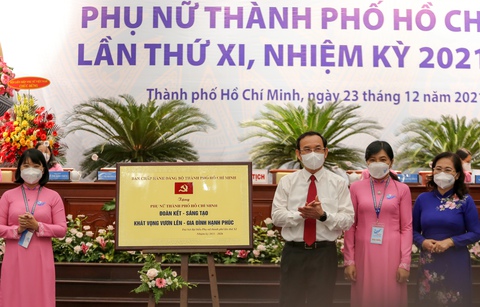 Bí thư Nguyễn Văn Nên: Hình ảnh phụ nữ lăn xả tuyến đầu cứu dân lay động lòng người - Ảnh 1. Bí thư Nguyễn Văn Nên: Hình ảnh phụ nữ lăn xả tuyến đầu cứu dân lay động lòng người - Ảnh 1.
