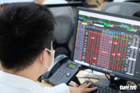 Giá cổ phiếu nhóm ngân hàng, chứng khoán, thép giảm mạnh - Ảnh 1. Giá cổ phiếu nhóm ngân hàng, chứng khoán, thép giảm mạnh - Ảnh 1.
