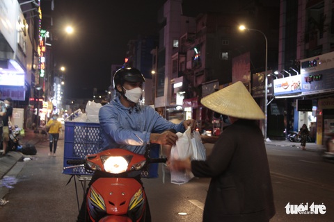 Công nhân góp tiền tặng quà người vô gia cư, đêm mưa lạnh ấm áp nghĩa tình - Ảnh 3. Công nhân góp tiền tặng quà người vô gia cư, đêm mưa lạnh ấm áp nghĩa tình - Ảnh 3.