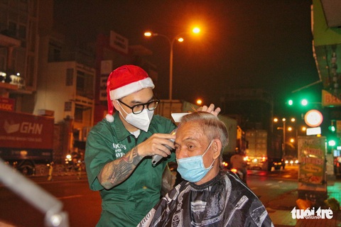 Công nhân góp tiền tặng quà người vô gia cư, đêm mưa lạnh ấm áp nghĩa tình - Ảnh 8. Công nhân góp tiền tặng quà người vô gia cư, đêm mưa lạnh ấm áp nghĩa tình - Ảnh 8.
