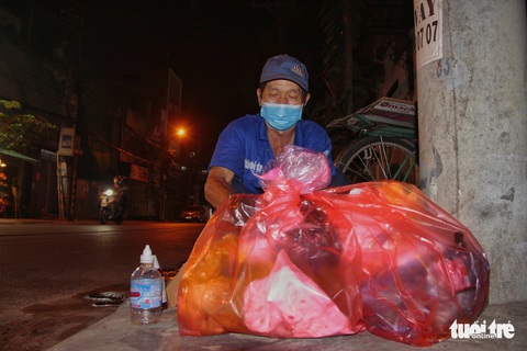 Công nhân góp tiền tặng quà người vô gia cư, đêm mưa lạnh ấm áp nghĩa tình - Ảnh 7. Công nhân góp tiền tặng quà người vô gia cư, đêm mưa lạnh ấm áp nghĩa tình - Ảnh 7.