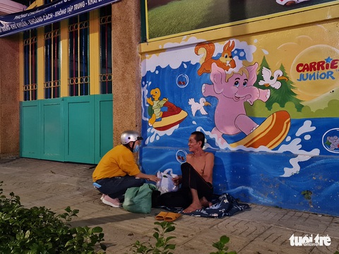 Công nhân góp tiền tặng quà người vô gia cư, đêm mưa lạnh ấm áp nghĩa tình - Ảnh 2. Công nhân góp tiền tặng quà người vô gia cư, đêm mưa lạnh ấm áp nghĩa tình - Ảnh 2.
