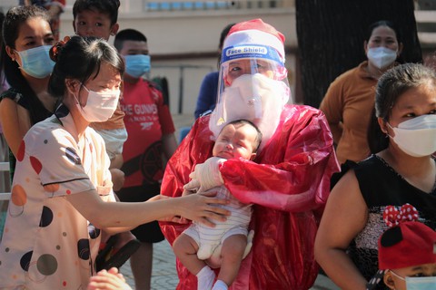 Giáng sinh của 100 trẻ đang điều trị COVID-19: Đồ bảo hộ hóa thân thành bà già Noel - Ảnh 1. Giáng sinh của 100 trẻ đang điều trị COVID-19: Đồ bảo hộ hóa thân thành bà già Noel - Ảnh 1.
